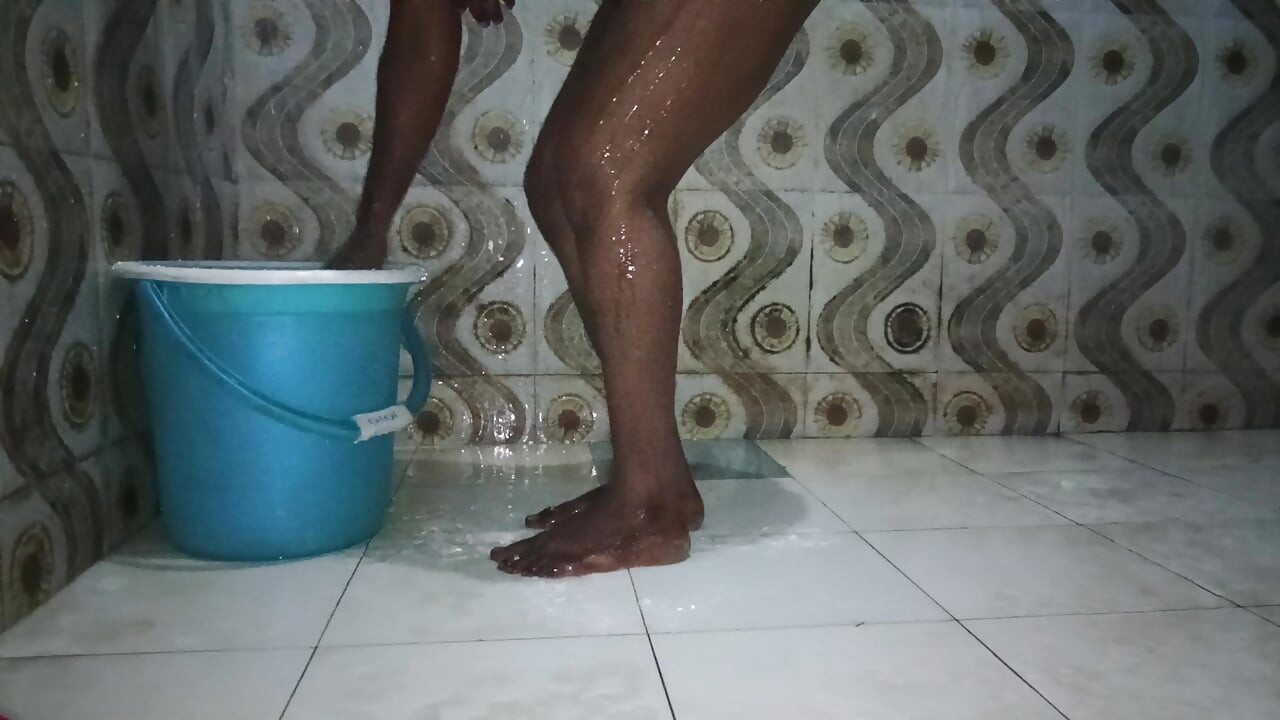 Indian tamil hot wife saranya bath show