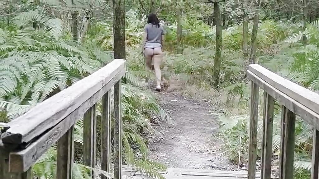 Esposa de quatro fodida por homem mais velho na floresta (sem camisinha)
