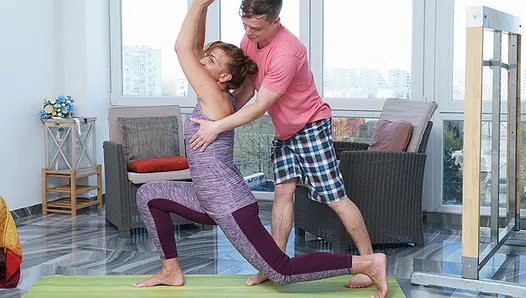 Mama vitregă este futută de instructorul de yoga