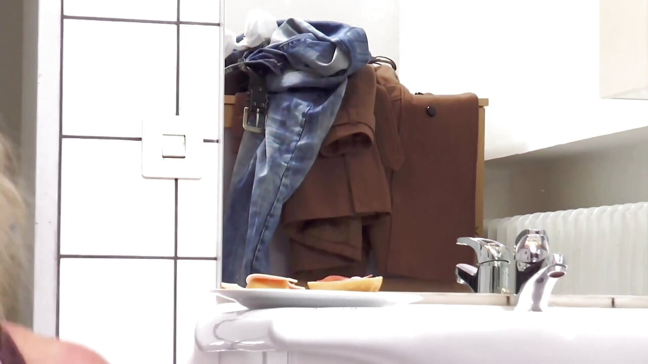 A nagy mellű érett nőt megbasszák a fürdőszobában