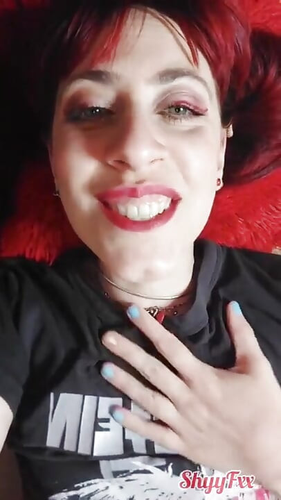 Shyyfxx ruiva ninfomaníaca se masturbando antes do jantar de Natal com seus sogros