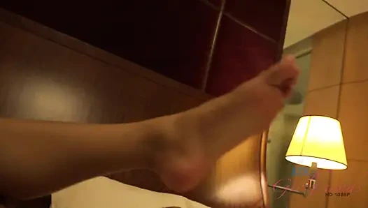 POV: Moka Mora дает вам чувственную дрочку ногами, затем скачет на вашем члене наездница стиле, пока вы не наполните ее киску кримпаем