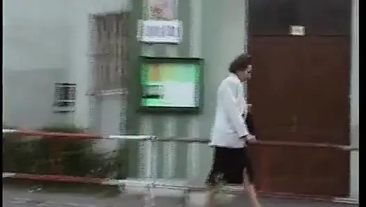 Cewek jerman ini asal jerman lagi kencing di tempat umum