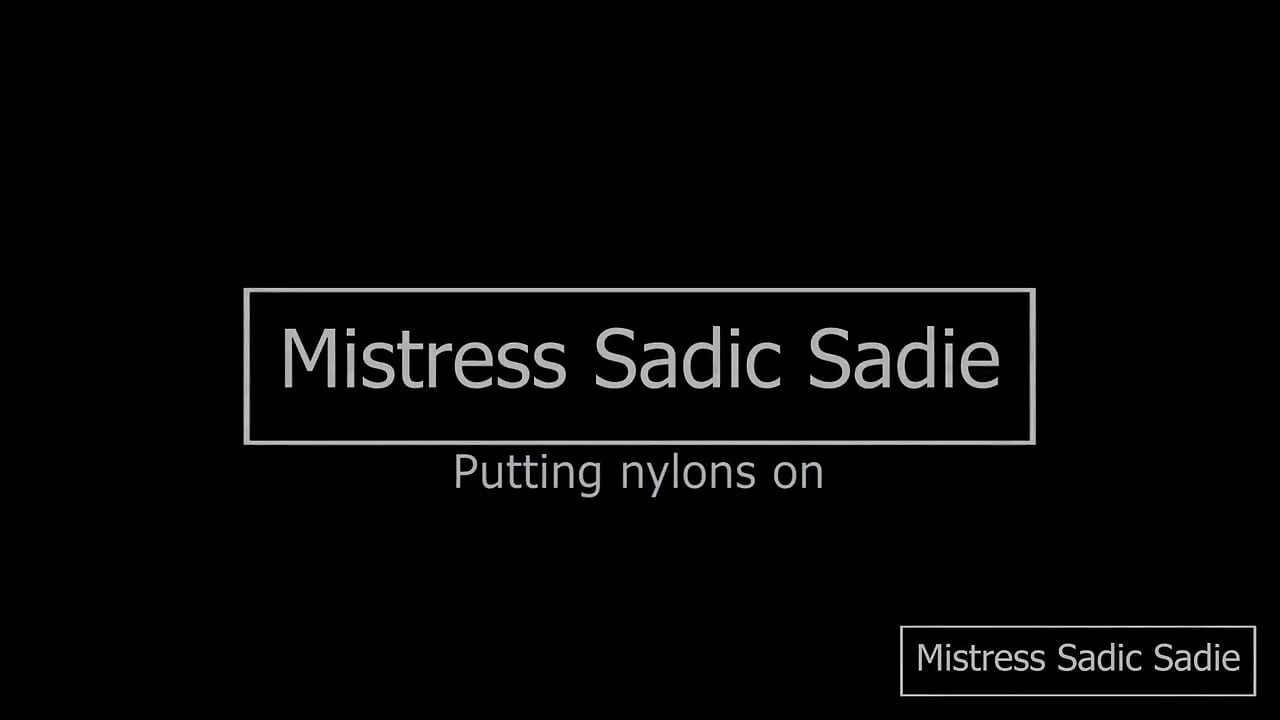 Чувствена и бавна, обличам найлони