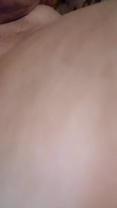 Pelacur cantik bermain dengan farajnya