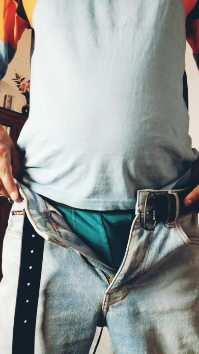 عكاش يزيل الملابس الداخلية ويظهر زب أسود كبير