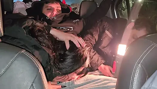 Ein doppelter blowjob im auto meiner freundin, SCHMUTZIGE MORBIDE MÄDCHEN