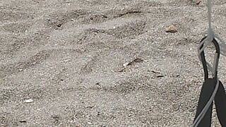 Na plaži golo uživanje