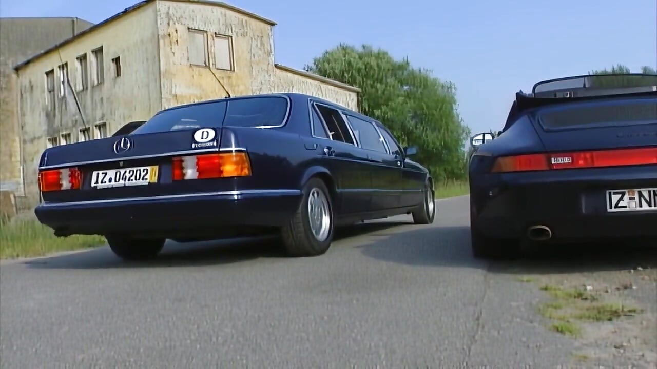 Cewek seksi rambut pirang lagi asik nyepong kontol sampai tenggorokan