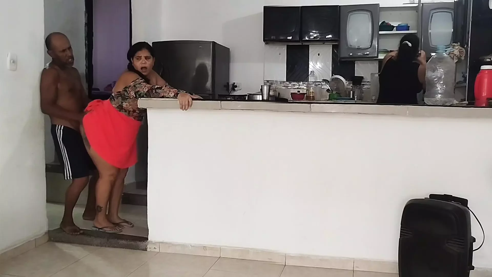 Tatăl vitreg pervers își fute fiica vitregă în fața surorii sale vitrege gemene fără să-și dea seama; Ea este bona ei.