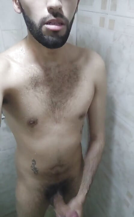 在淋浴时撸管, 想着你