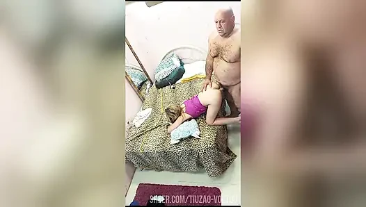 24------ YAŞıNDA VE DÖRT AYAK ÜSTÜNDE OLMAYı BÖYLE SEVIYOR