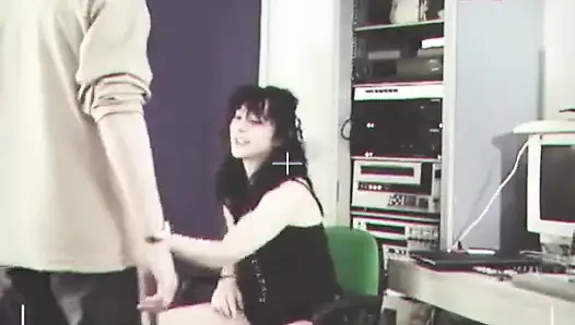 Liza si cewek rambut cokelat dengan tubuh keriting lagi asik seks anal