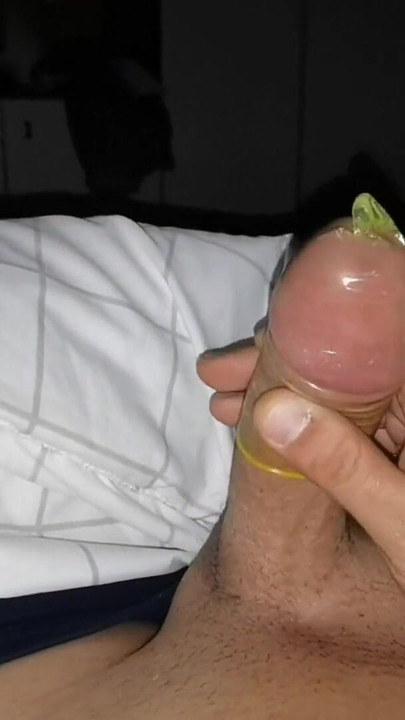 Epski trenutak iz "Naughty Boy Loud Steaning While Filling A Condom"