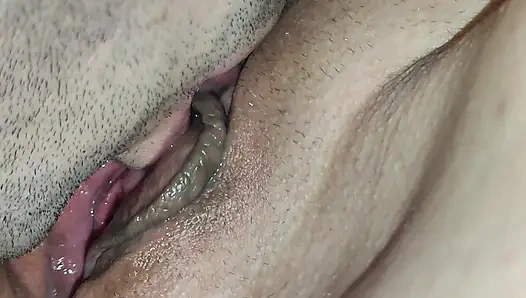 Kocam vajinamı yiyor. Zaten çişime gittim)