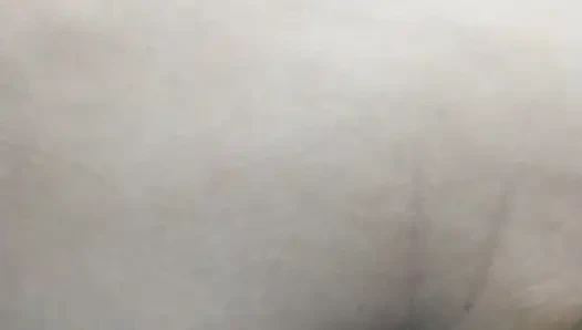 Büyük götlü kadın yarağa can atıyor zevkle çığlık atıyor