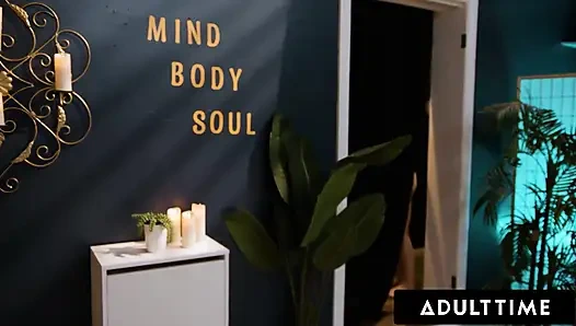 ADULT TIME - массаж грудастого Cubbi Thompson становится шаловливым, как Дилан Мур жестко лижет киску и ножницы!
