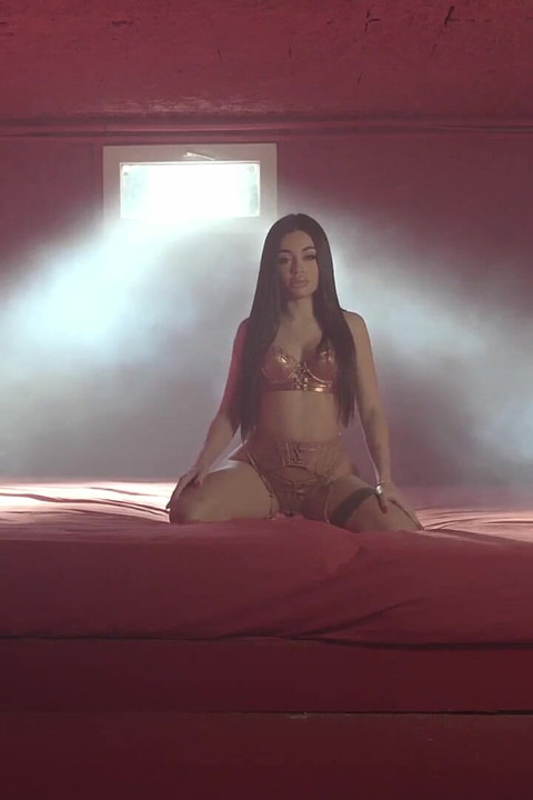 مارتينا ونيكوتوروس واثنين من السود لجعلها تنفجر بسرور في موانئ دبي