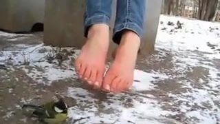 脚踩在雪地上