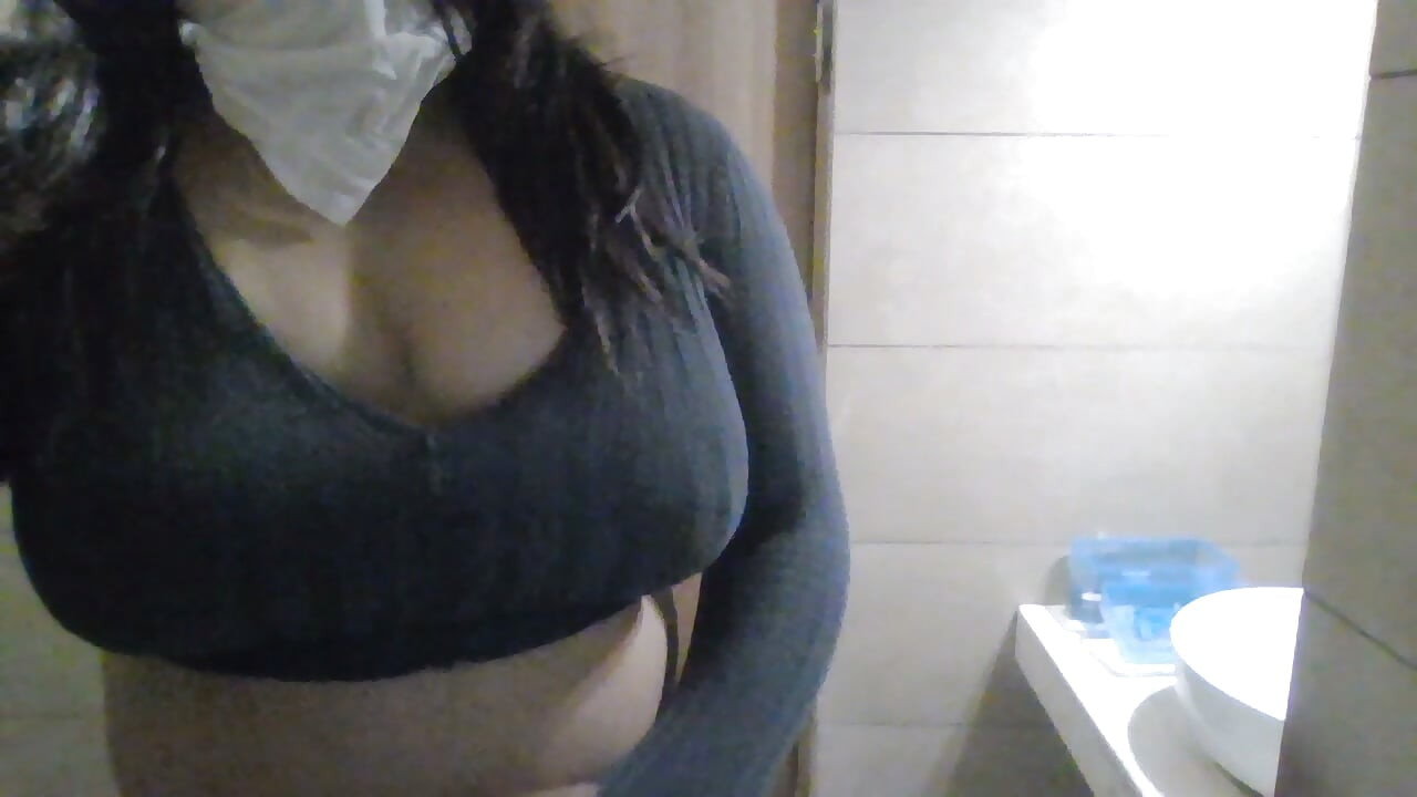 Crossdresser indio en blusa y abrigo pequeño