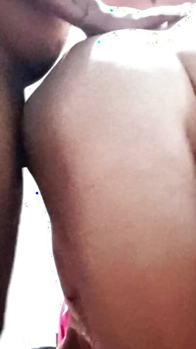 Dând-o pe la spate unei bătrâne mature