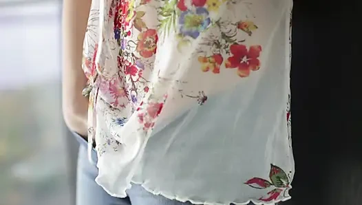 Горячая девушка в полном одиночестве засовывает дилдо глубоко в ее киску и мастурбирует