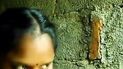 南インドのタミル人少女がBFのためにおっぱい自撮りを披露