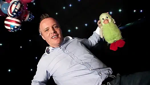 İri göğüslü sarışın kadının birden fazla büyük yarağa ihtiyacı var