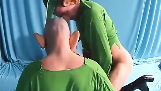 İki hırçın cüce cin büyük kabuklu bir insana vurdu.