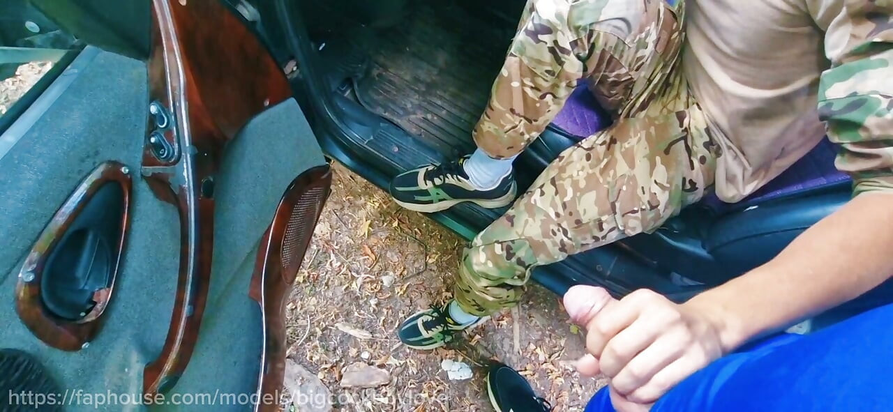 士兵们在公共场合互相吮吸对方的鸡巴, 直到他们射在嘴里.