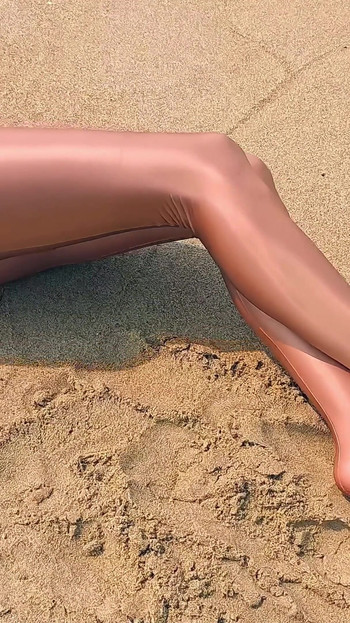 901 Sjajni zlatni spandex najlonke i trikao na plaži