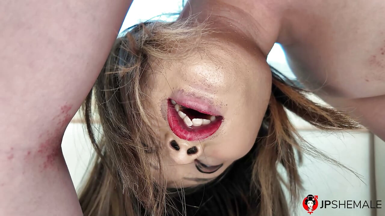 Den japanske trans brunette Anjyu er klar til at tage en hård pik i røven.