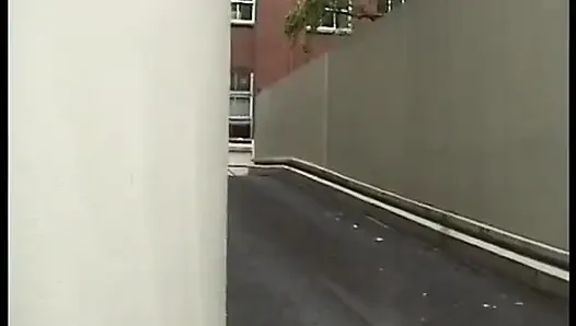 Güzel lisa kendini çok ateşli bir yolculuğa atıyor!