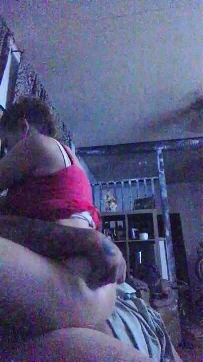 Louca cavalga bagunçada até ela gozar muitas vezes