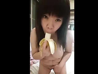 胖乎乎的亚洲高潮来自未剥皮的香蕉