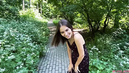 Cewek sange ini lagi asik jalan-jalan di hutan sampai wajah dan rambutnya dicrot sperma hangat