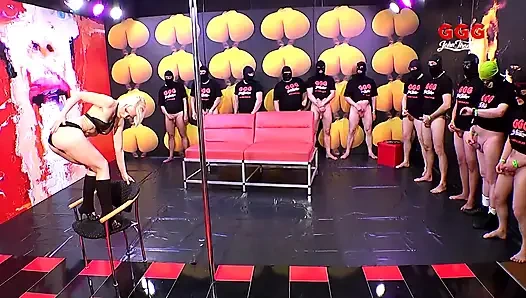 Юная блондинка обожает Блоу-бэнг и глотать GGG Джон Thompson