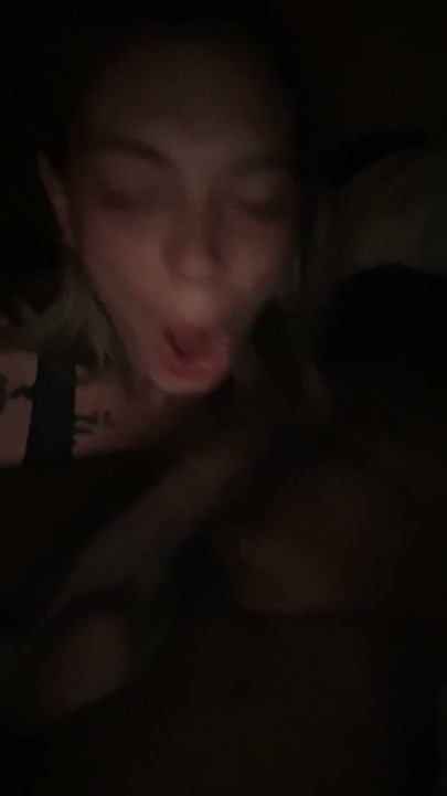 Lana Riley ile gece yarısı bakış açısı (dikey görünüm)