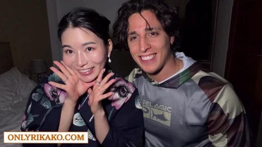Gattouz0 lässt mich mehrmals squirten, nachdem ich mich gewürgt und meine kleine japanische muschi gefingert habe - Rikako katayama