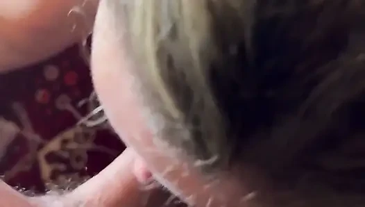 Edepsiz sarışın orta yaşlı seksi kadın erkeğini komik edepsizce konuşuyor