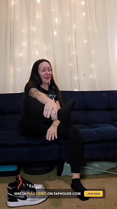 Upozornění, čichání mých zahýbajících nohou