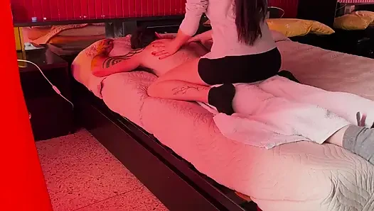 Шлюховатая массажистка сидит на лице клиента и принимает его член в ее задницу до последней капли