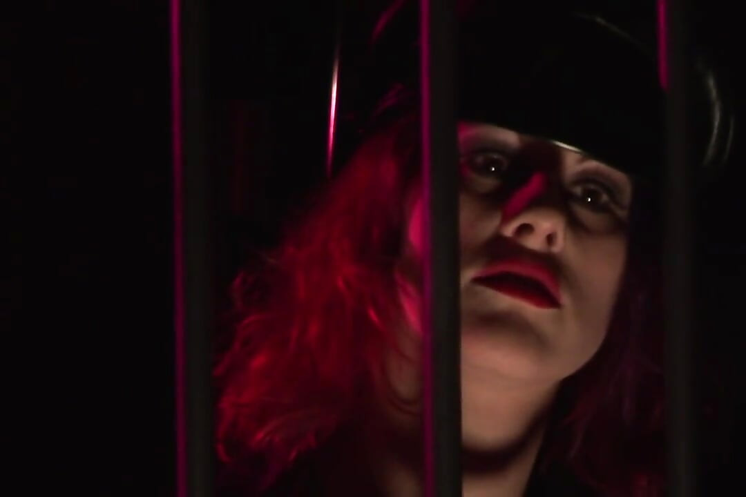 בלונדינית תמימה בציפורני גברים מושחתים