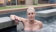 Chelsea Handler im Whirlpool