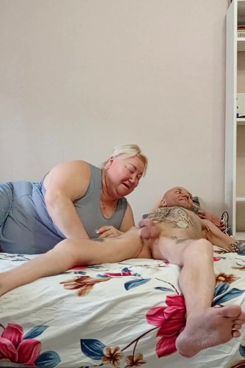 Madrasta chupa todo o esperma do meu pau