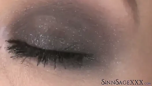 Sinn Sage подчеркивает красивые глаза Hazel крупным планом для просмотра камерой