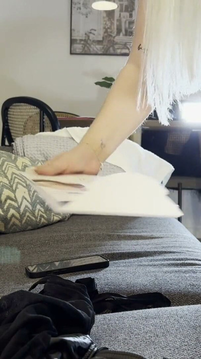 Beautiful Hot Curvy Wszystkie naturalne duże cycki Duży tyłek Blondynka żona nosi czarne pończochy i przygotowuje się do ręcznej roboty | Klip 1