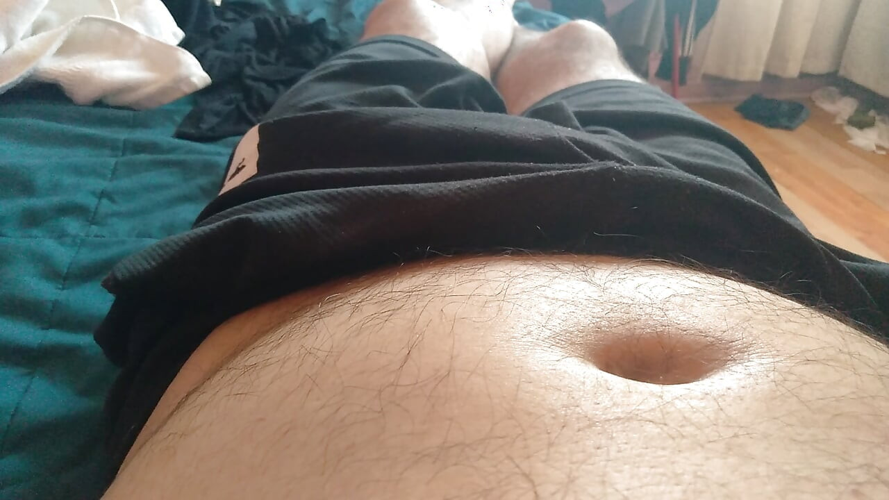 Papá tiene fantasías de sexo duro mientras toca su impresionante polla