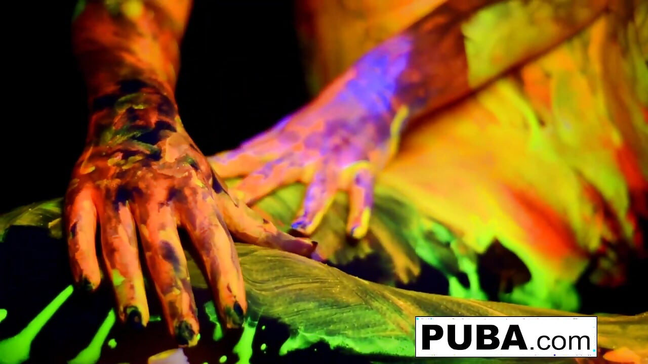 Bystiga Natasha skjuter en rolig och sexig svart ljusvideo