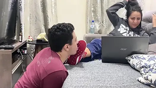 Kiffa nggak ngasih layanan footjob sama budak seksnya sambil jilat sepatu kenyalnya
